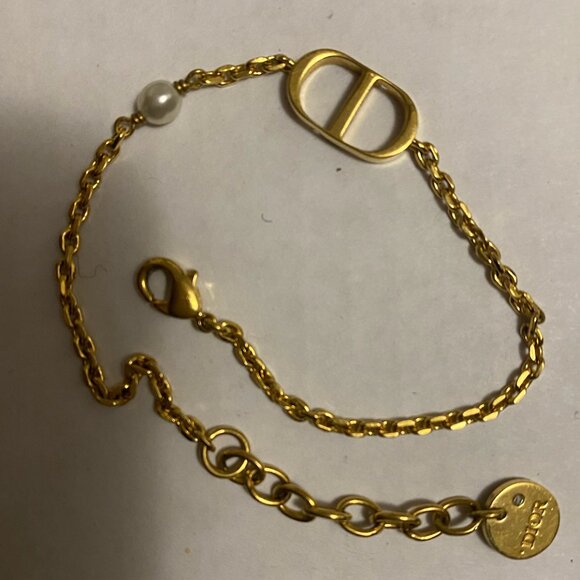 Petit CD Dior Bracelet Gold-Finish Metal with a White Resin Pearl - Picture 2 of 2